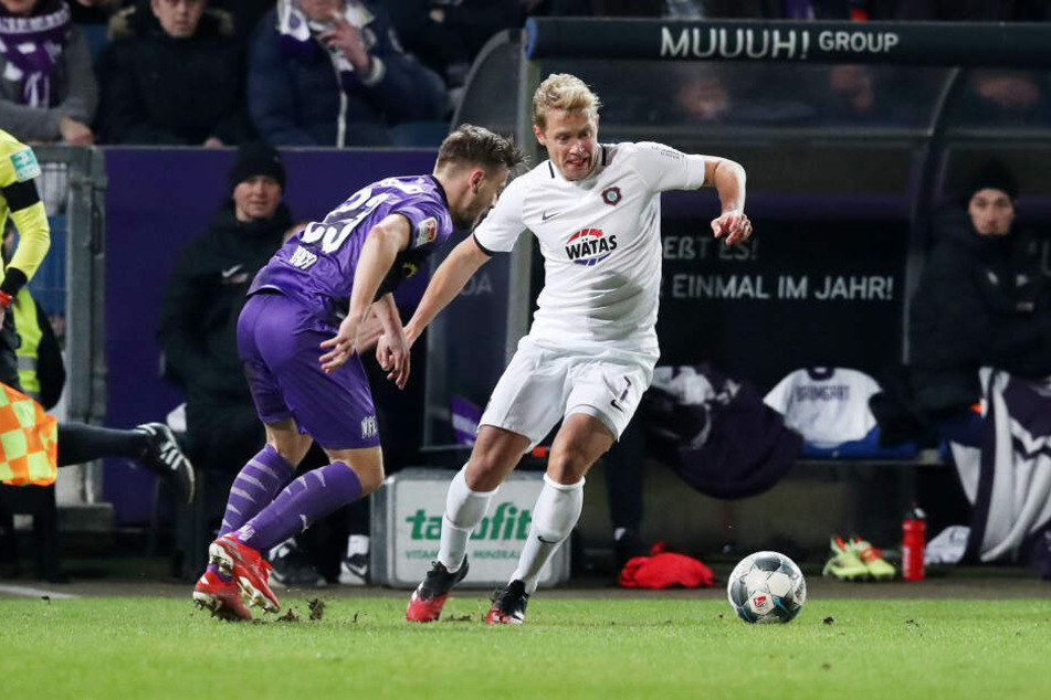 Voller Einsatz: Jan Hochscheidt und Osnabrücks David Blacha.