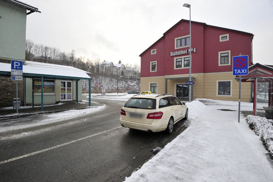 Hellers Taxiunternehmen befindet sich direkt am Schwarzenberger Bahnhof.
