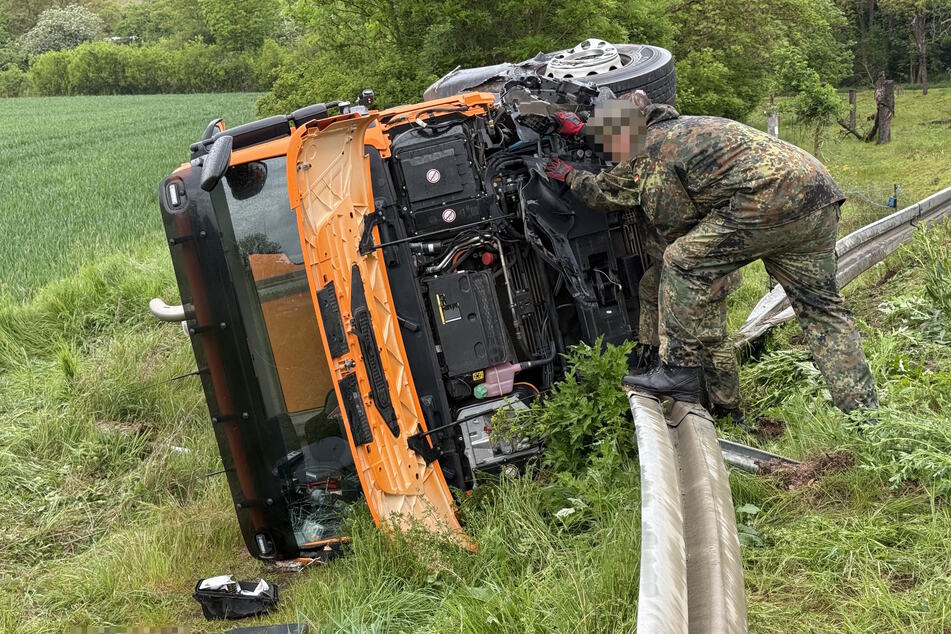 Bundeswehr-Kehrmaschine kracht mit Opel von Rentnerin zusammen
