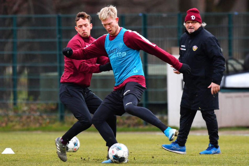 Groß, aber dennoch technisch stark am Ball: Simon Makienok (M.) gegen Jannik Müller. Co-Trainer Heiko Scholz (r.) beobachtet die Szene.