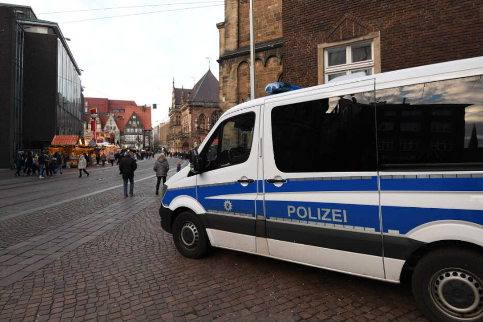 Ein Polizeiauto steht in der Bremer Innenstadt. (Symbolbild)