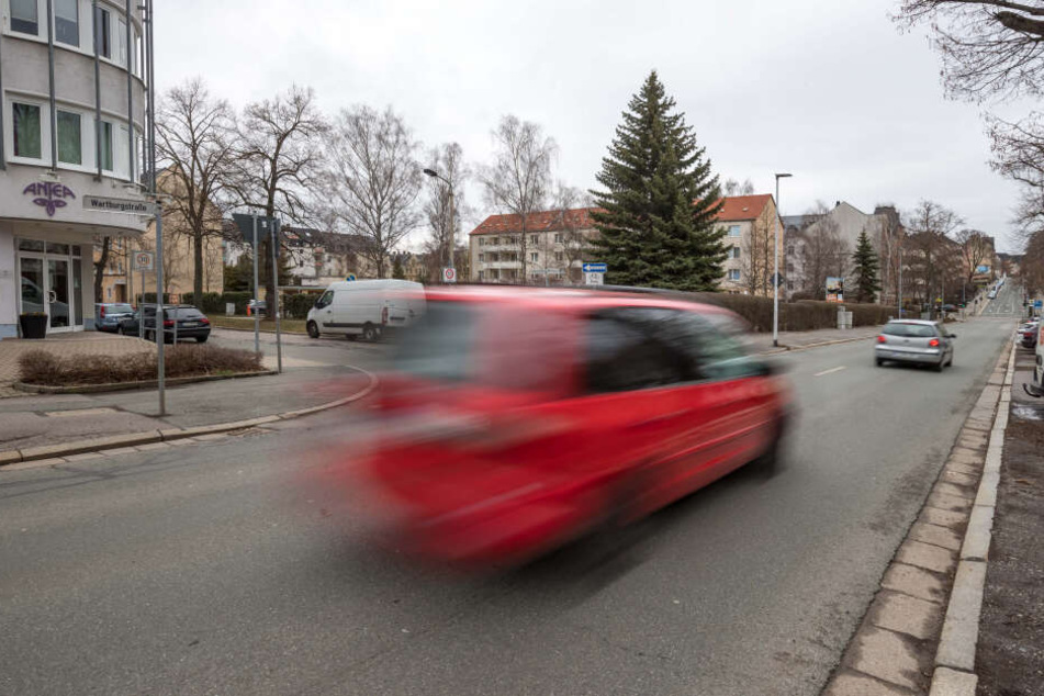 Rasant unterwegs: Hier an der Wartburgstraße kommt es immer wieder zu gefährlichen Situationen für Schulkinder.