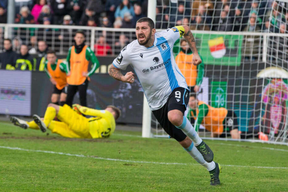 Siebter Treffer in den letzten acht Spielen: Sascha Mölders bejubelt seinen Treffer zum 0:1.
