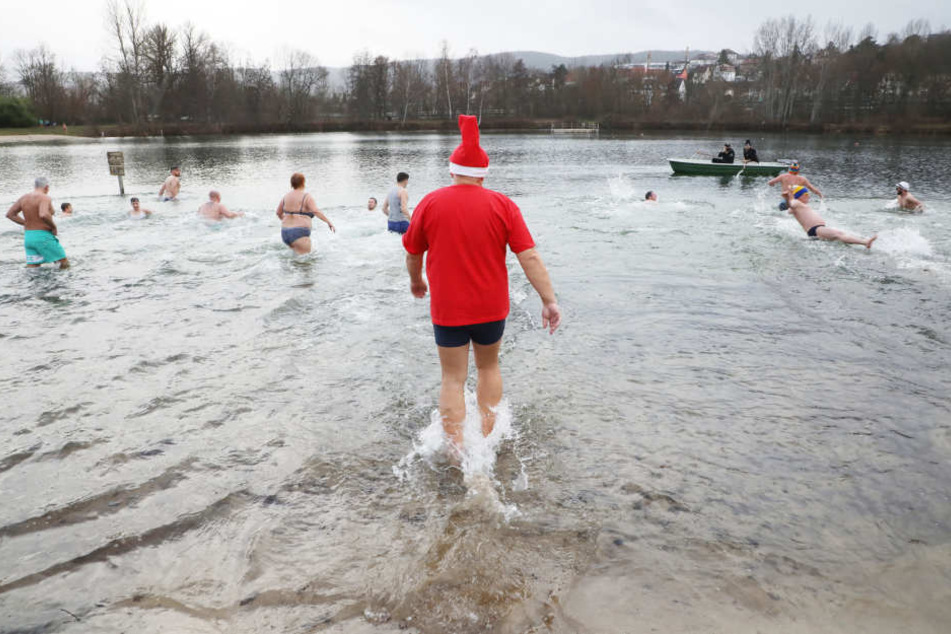Bei doch sehr frischen Temperaturen fingen die Menschen an zu baden.