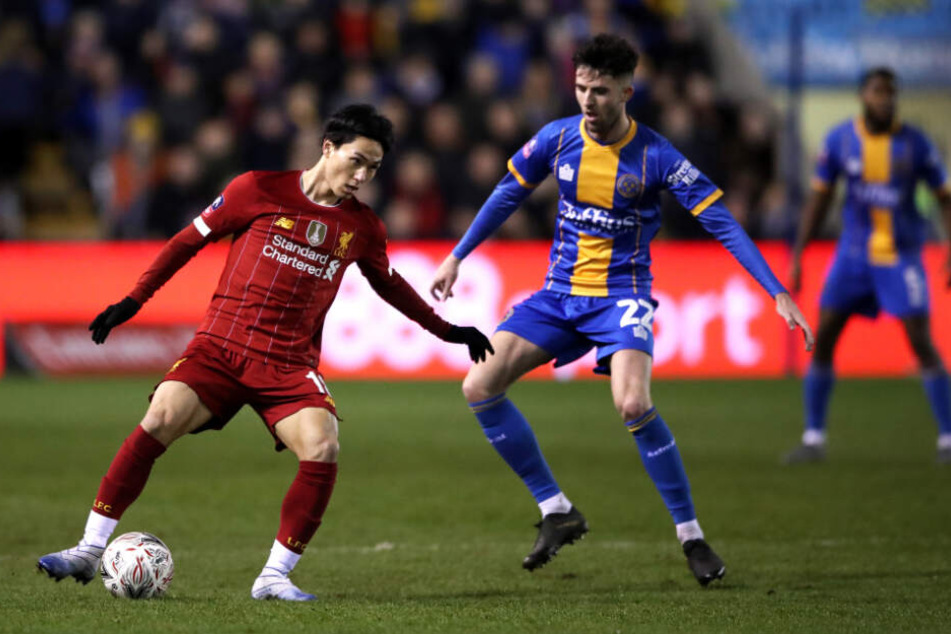 Der Ex-Salzburger Takumi Minamino (l.) gegen Sean Goss von Shrewsbury Town.