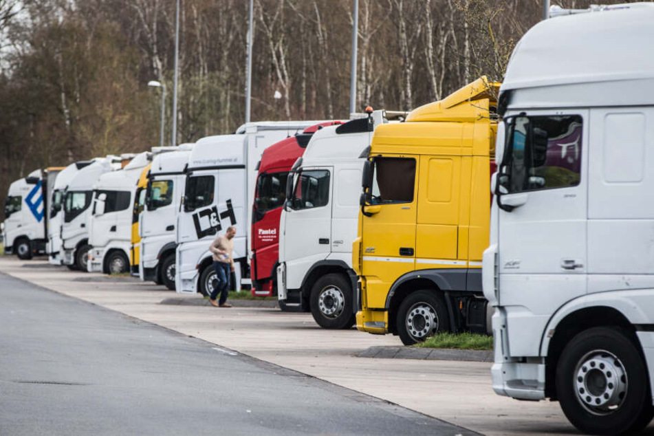 Der Fahrer des Lasters machte gerade an einer Autbahnrastanlage Pause (Symbolfoto).