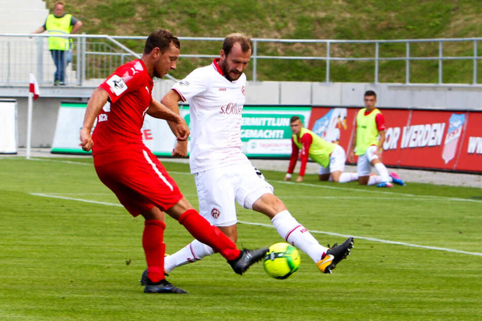 Im Trkot der Würzburger Kickers: Sebastian Neumann (r.) blockt den Schuss von Zwickaus Robert Koch.