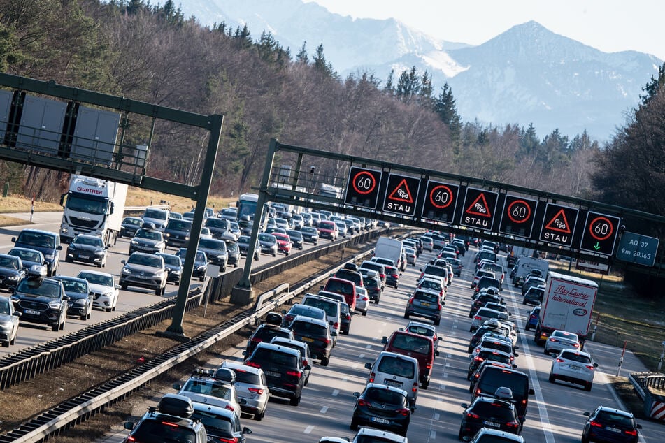 Aufgrund des Einsatzes bildete sich im Pfingstreiseverkehr ein Stau. (Symbolbild)