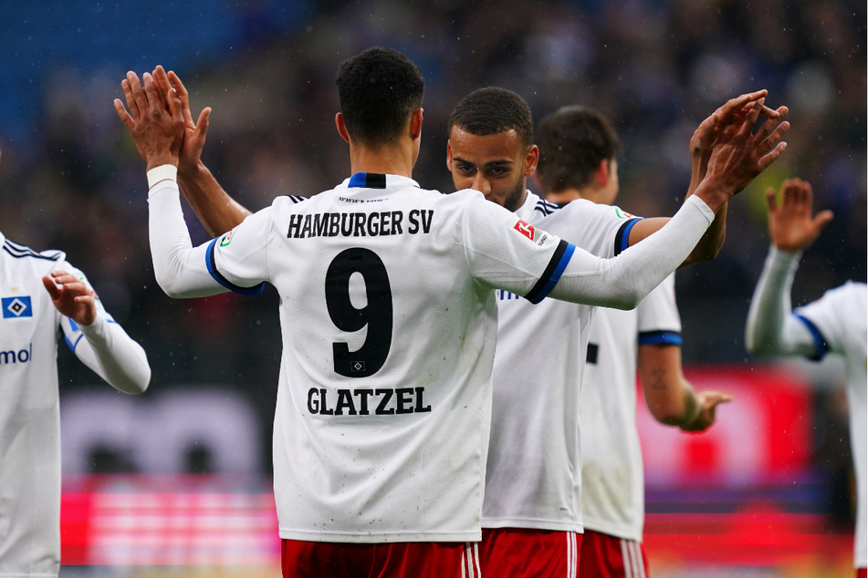 HSV-Knipser Robert Glatzel (vorne) lässt sich nach seinem Treffer zum 1:0 gegen Aue von seinen Mitspielern feiern.