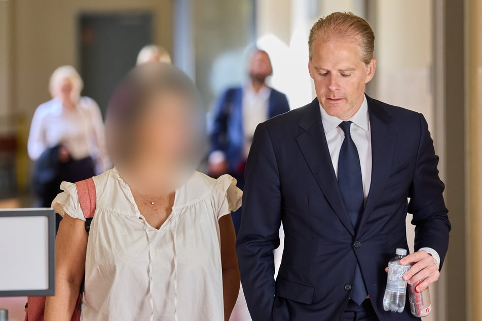 Keren T. im Gespräch mit ihrem Anwalt Bernd Groß (r.) am 53. Verhandlungstag.