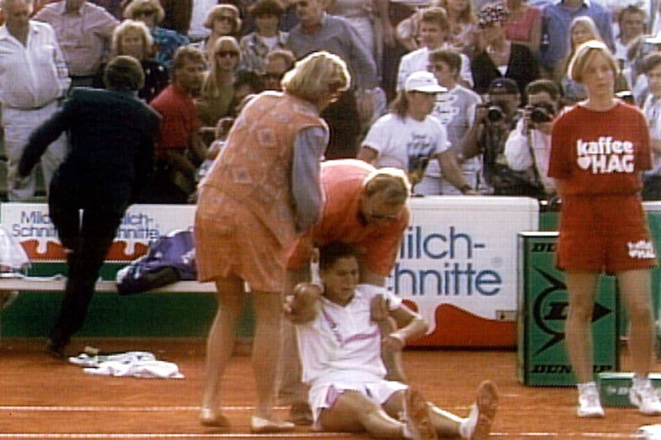 30. April 1993: Die damals 19-jährige Monica Seles wird nach dem Messerstich versorgt. (Archivbild)