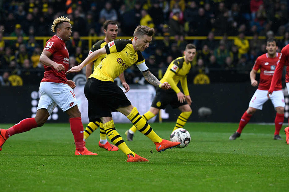 BVB-Kapitän Marco Reus (am Ball) wird in letzter Sekunde geblockt. Dennoch war Dortmund die klar tonangebende Mannschaft.
