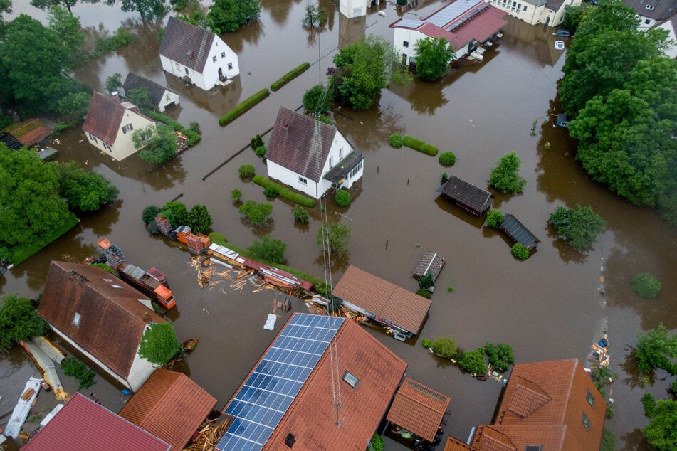 In Dinkelscherben im Landkreis Augsburg steht ein Großteil des Ortes unter Wasser. Straßen und Keller sind geflutet, die Feuerwehr ist im Dauereinsatz.