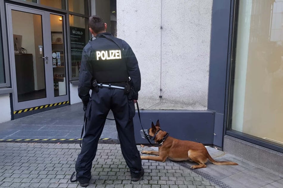 Die Polizei ist auch mit Hunden vor Ort.