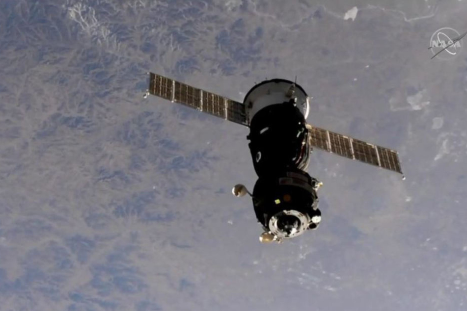 Die Sojus-Raumkapsel mit dem deutschen Astronauten Alexander Gerst an Bord, kurz nachdem sie von der Internationalen Raumstation ISS abgedockt hatte.