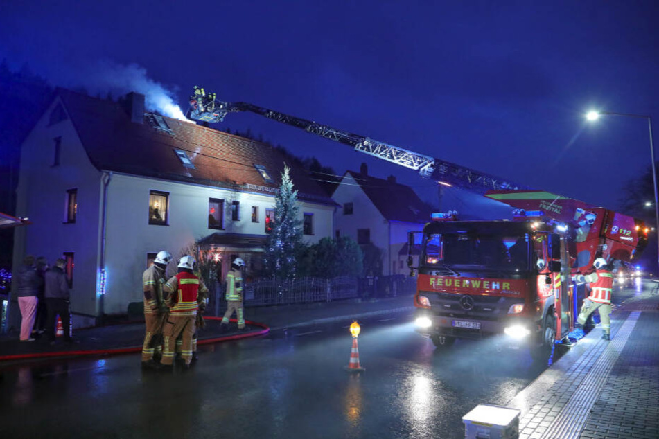 Ein Schornsteinbrand rief am Donnerstagnachmittag Feuerwehr und Schornsteinfeger in die Poisentalstraße.