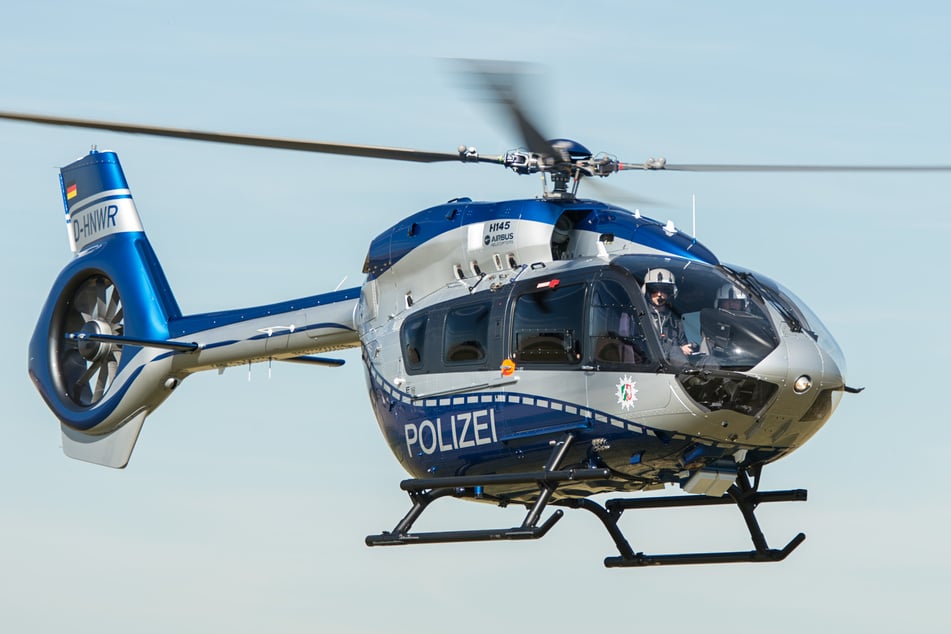 Ein Polizeihubschrauber konnte die Frau am Mittwoch schließlich im Unterholz lokalisieren. (Archivbild)