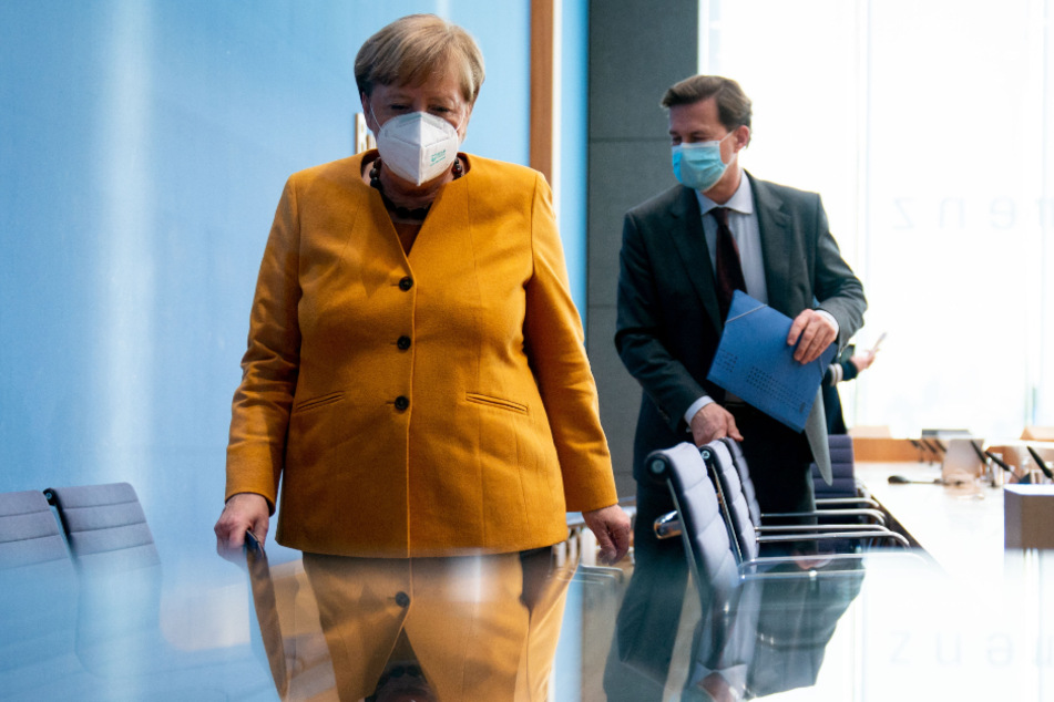 Bundeskanzlerin Angela Merkel (66, CDU) und Pressesprecher Steffen Seibert (60).