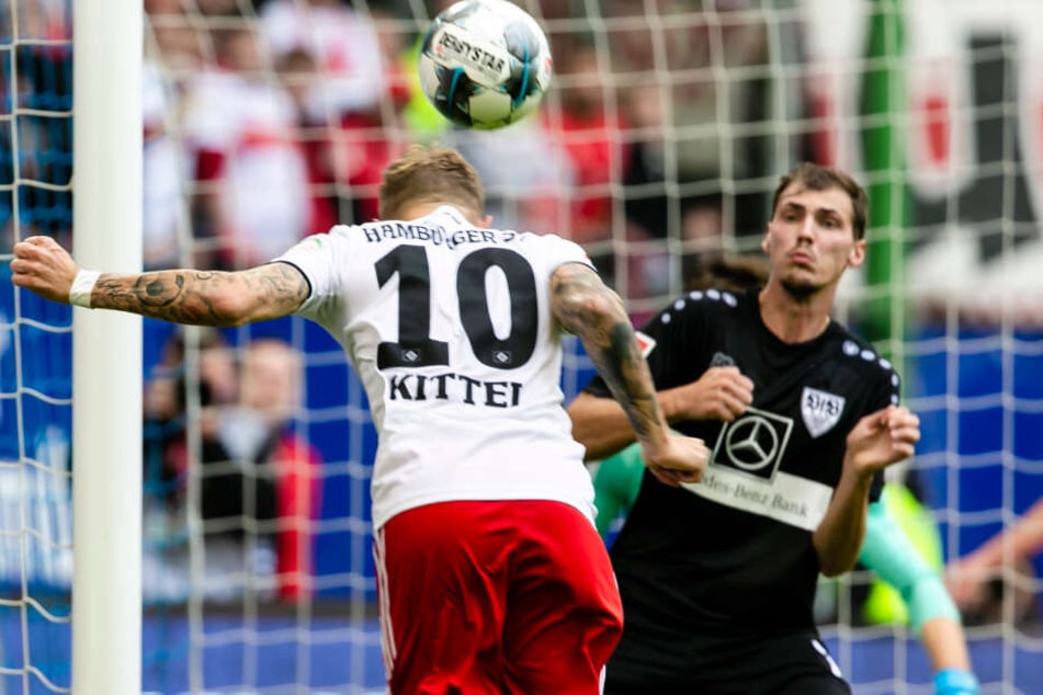 Hamburgs Doppeltorschütze Sonny Kittel (l) trifft per Lopf zum 3:1 für den HSV.