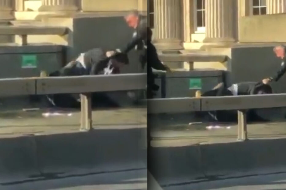 Ein mutiger Passant stürzte sich auf den Angreifer, ehe ihn ein Polizist wegzog.