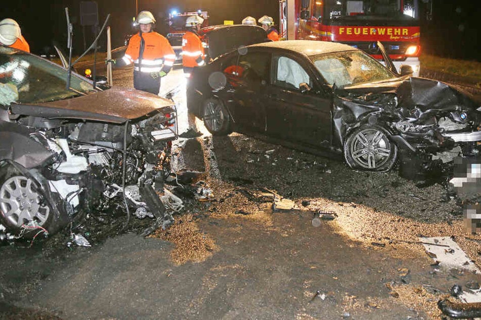 Bei einem Unfall in Bayern sind zwei Menschen verletzt in Krankenhäuser gebracht worden.