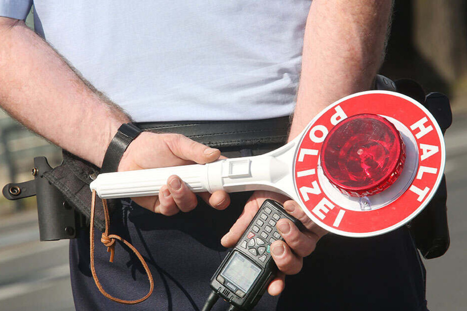 Als die Polizei den Jungen (12) zum Halten aufforderte, fuhr er den Van sicher an den Straßenrand. (Symbolbild)