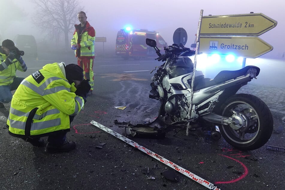 Bei Nebel und mit erhöhter Geschwindigkeit kollidierte das Ehepaar bei Wilsdruff mit einem Kleintransporter. Jede Hilfe kam zu spät.