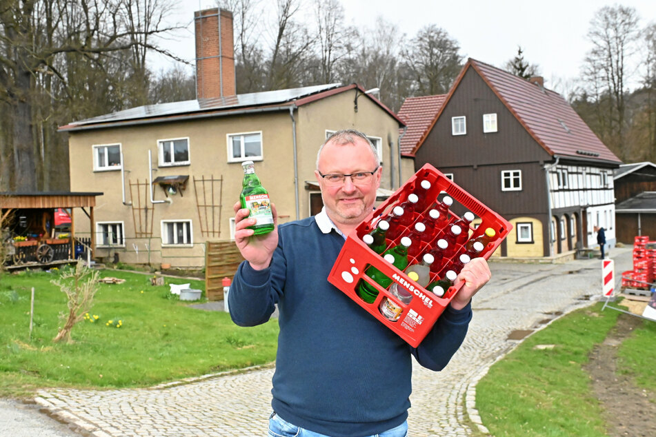 Stefan Kubitz (48) vorm angestammten Sitz der Firma Menschel in Hainewalde. Die Limo-Produktion lief beengt im Anbau neben dem schmucken Umgebindehaus.
