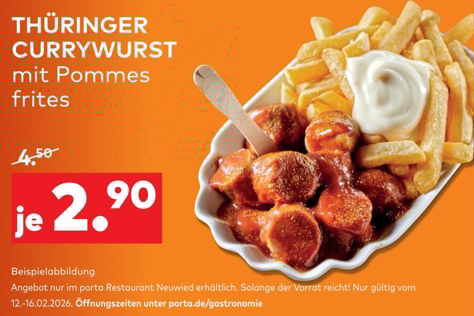 Mit Currypulver und cremiger Mayo gibt's die Thüringer Currywurst mit Pommes frites.
