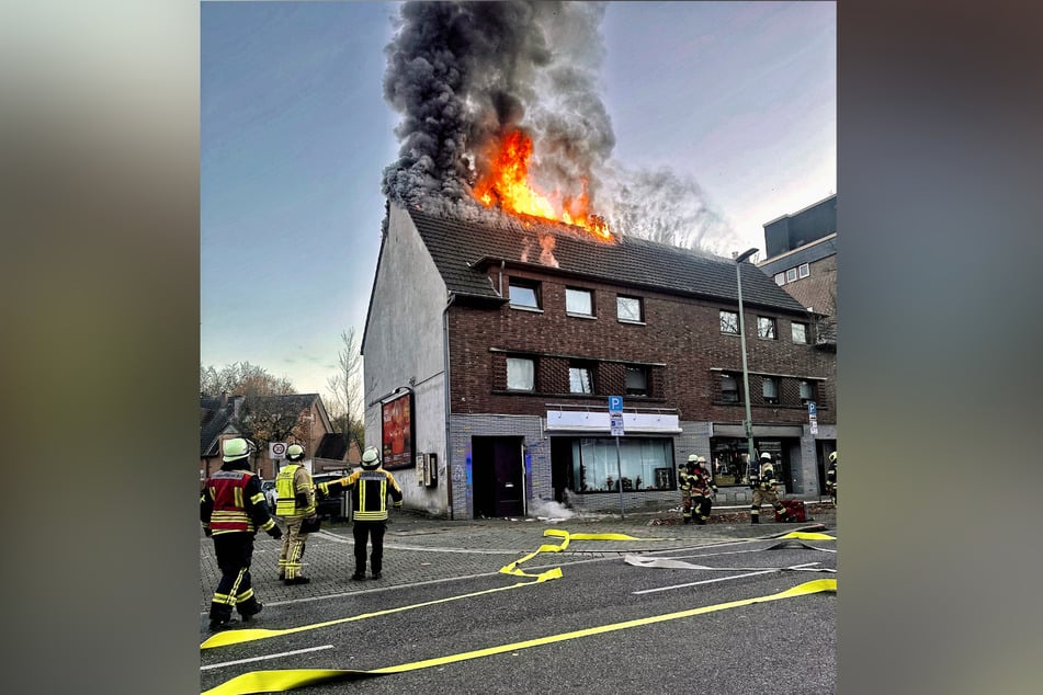 Ganze fünf Stunden lang kämpfte die Feuerwehr in Neuss gegen die Flammen.