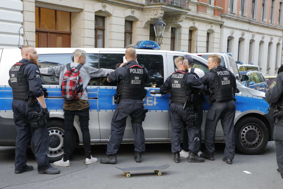 Am Mittwoch wurde in Chemnitz wieder eine große Razzia durchgeführt. Dabei Kontrollierte die Polizei mehrere Personen (Archivbild).