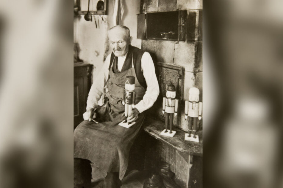 Wilhelm Friedrich Füchtner (1844 - 1923) baute den ersten Seiffener Nussknacker vor 150 Jahren.
