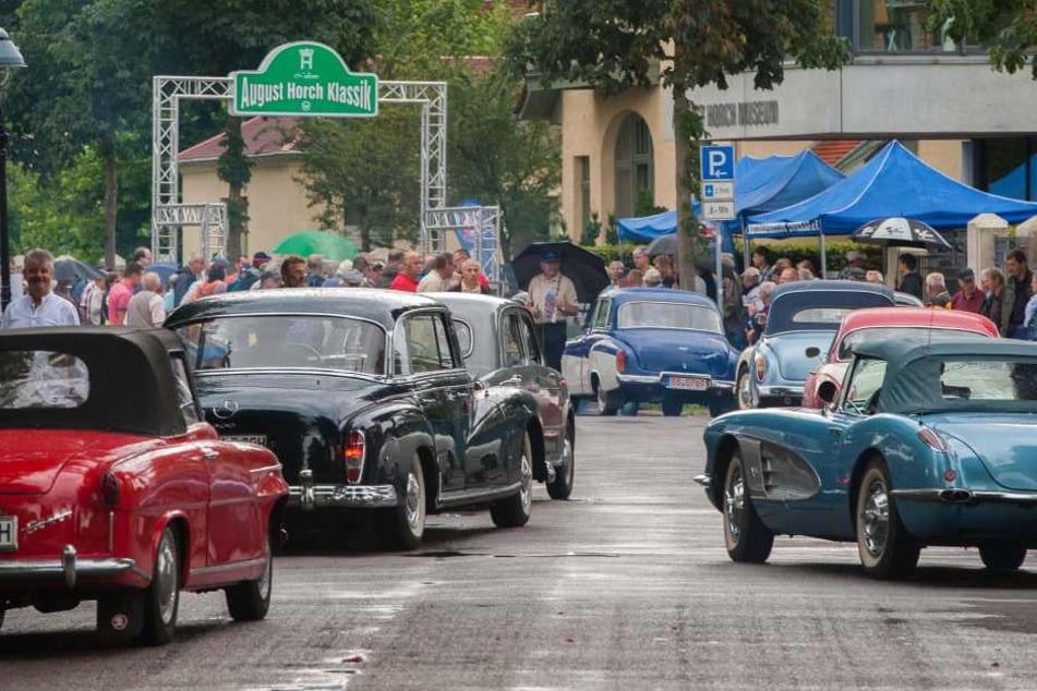 Am Sonntag parken im ElbePark weit über 100 auf Hochglanz polierte
Oldtimer.