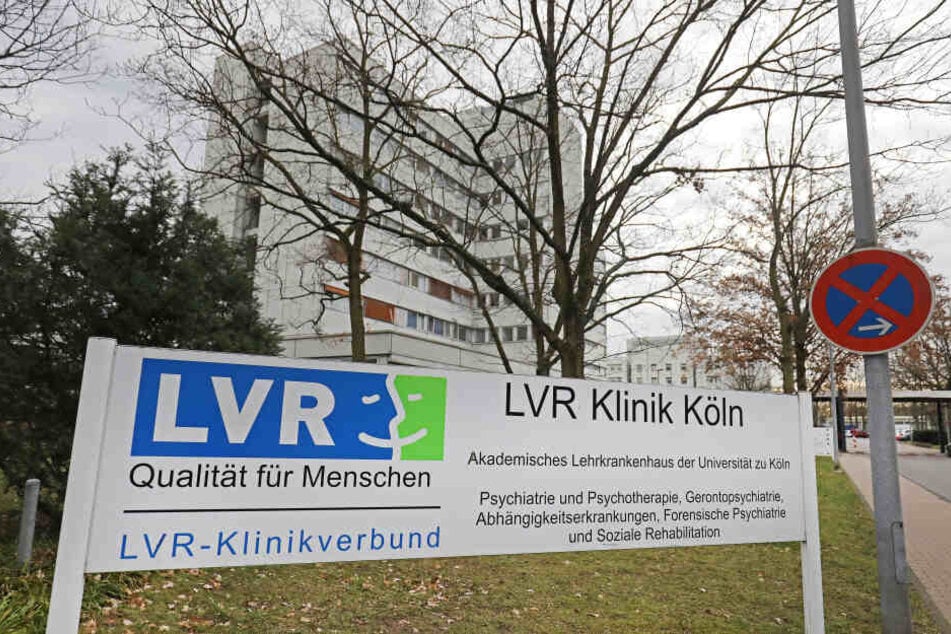 Die LVR Klinik in Köln. Ein möglicher Bombenfund in Köln könnte große Auswirkungen auf Patienten einer Klinik und den Verkehr auf der A3 haben.