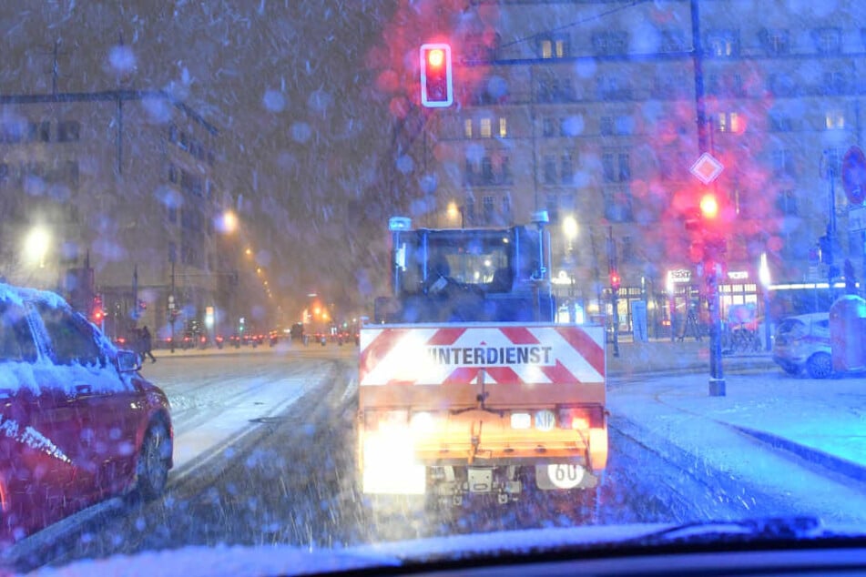 Vielerorts - wie hier in Berlin - wurden die Autofahrer vom Wintereinbruch überrascht.