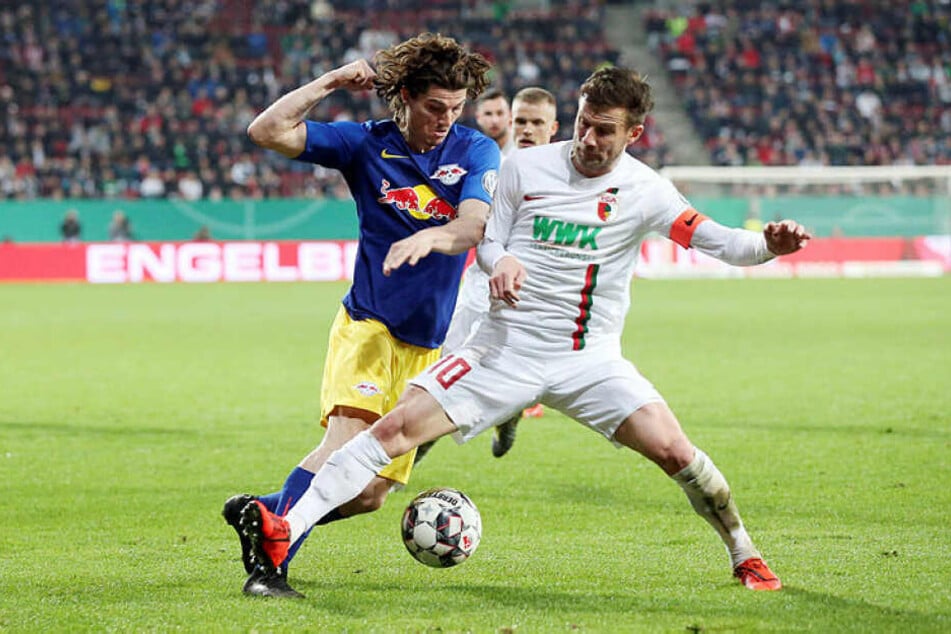 Beackerten sich häufig gegenseitig: RB Leipzigs Marcel Sabitzer (l.) und Augsburgs Kapitän Daniel Baier.
