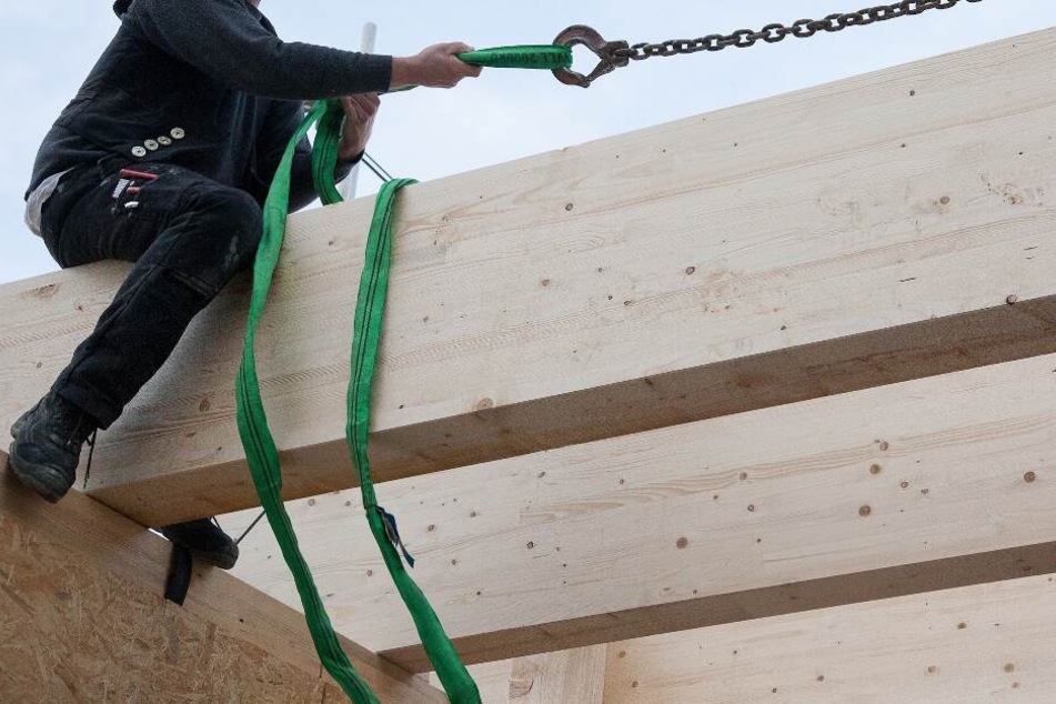 Der Arbeiter war grade dabei, Holzrahmenbauwände aufzustellen. (Symbolbild)