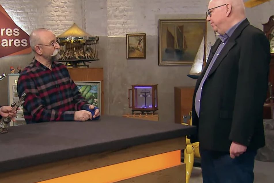 Guido Krawinkel (54) aus Königswinter möchte bei "Bares für Rares" ein besonderes Kreuz verkaufen.