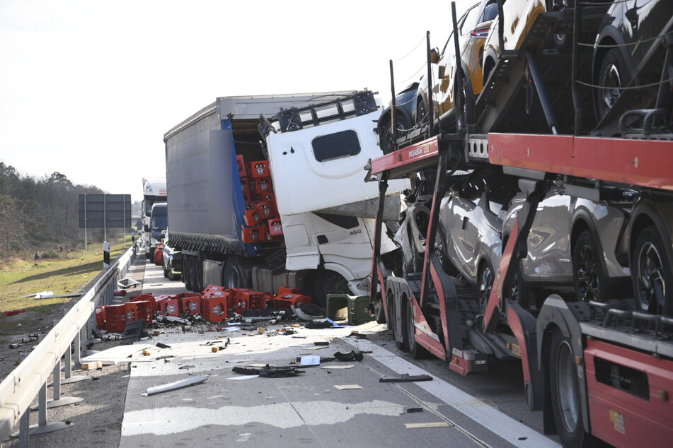 Nach dem Unfall musste die A5 voll gesperrt werden.