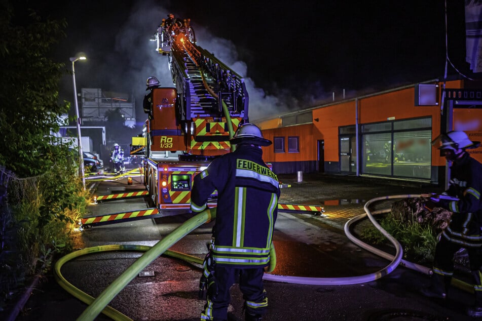 Die Feuerwehr konnte ein Übergreifen der Flammen auf die angrenzenden Räumlichkeiten verhindern.