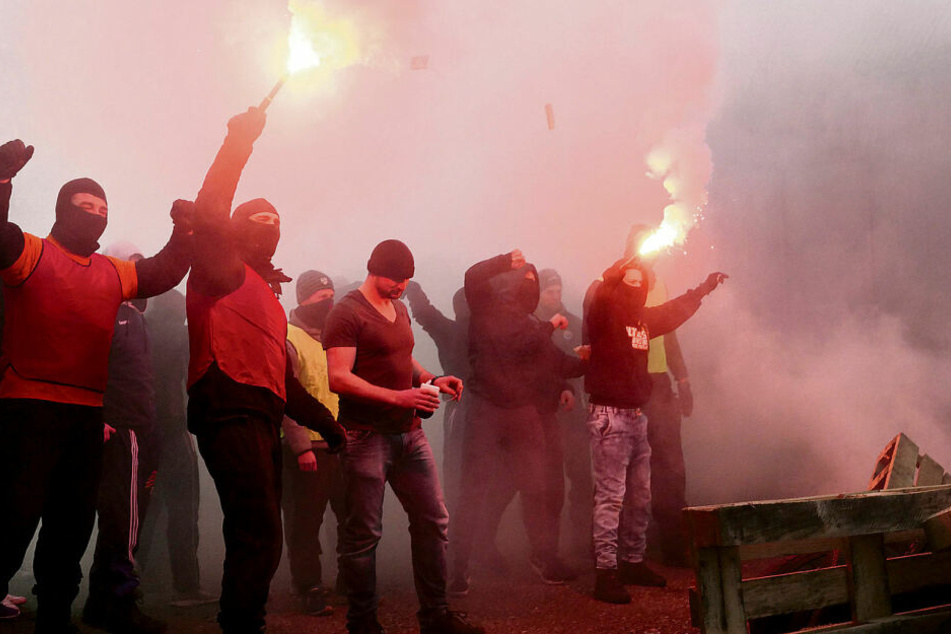 Seitenwechsel: Hier dürfen Polizisten mal richtig Randale machen. Ihre Kollegen sollen üben, die Barrikade aufzulösen und die Rädelsführer im Pyro-Chaos dingfest zu machen.