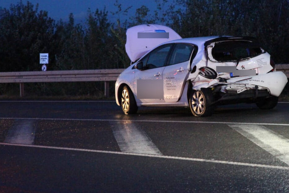 Die beiden Insassen des Peugeots wurden schwer verletzt.