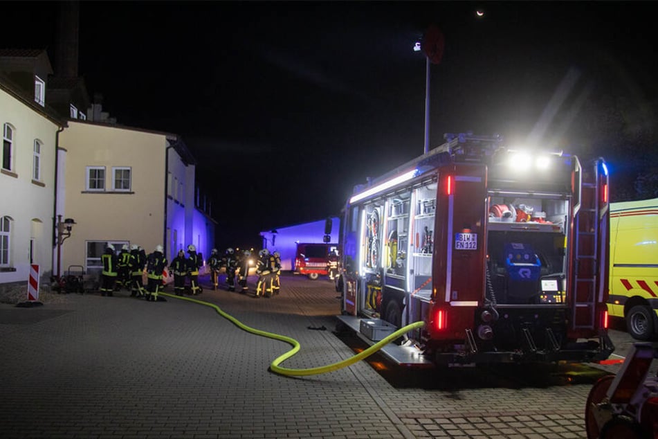 Insgesamt 82 Feuerwehr-Kameraden rückten zu dem Brand an der Dresdner Straße aus.