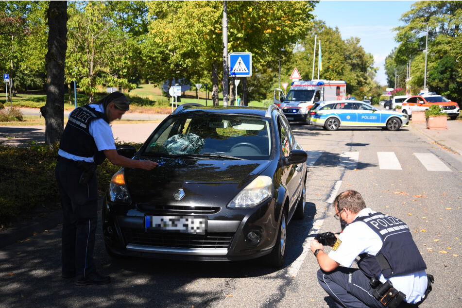 Die Polizei untersucht die Unfallstelle.