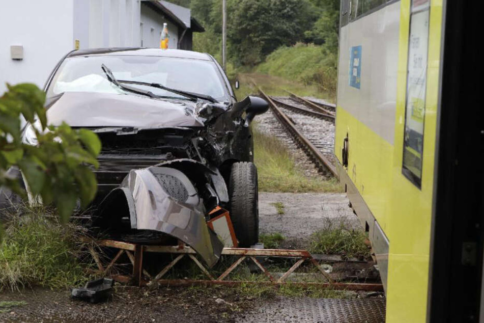 Die Autofahrerin rammte den Zug an einem Bahnübergang bei Hutthurm.