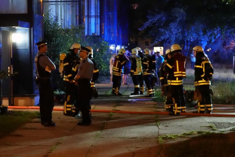 Die Feuerwehr musste am Dienstagabend einmal mehr nach Leipzig-Grünau zu einem Kellerbrand ausrücken.