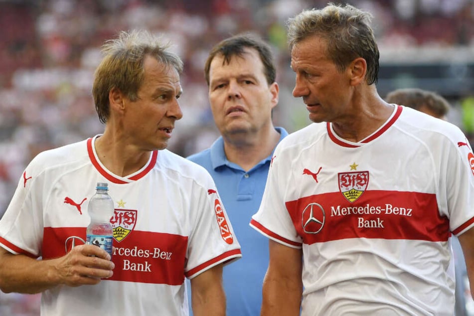 Die ehemalige Spieler des VFB, Jürgen Klinsmann (l) und Guido Buchwald unterhalten sich nach einem Legendenspiel.
