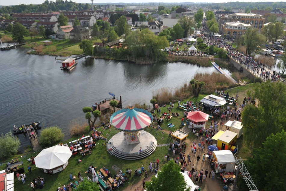 Idyllisch und dank Bundespolizei auch sicher: Das Baumblütenfest in Werder, hier eine Luftaufnahme aus dem Jahr 2018.