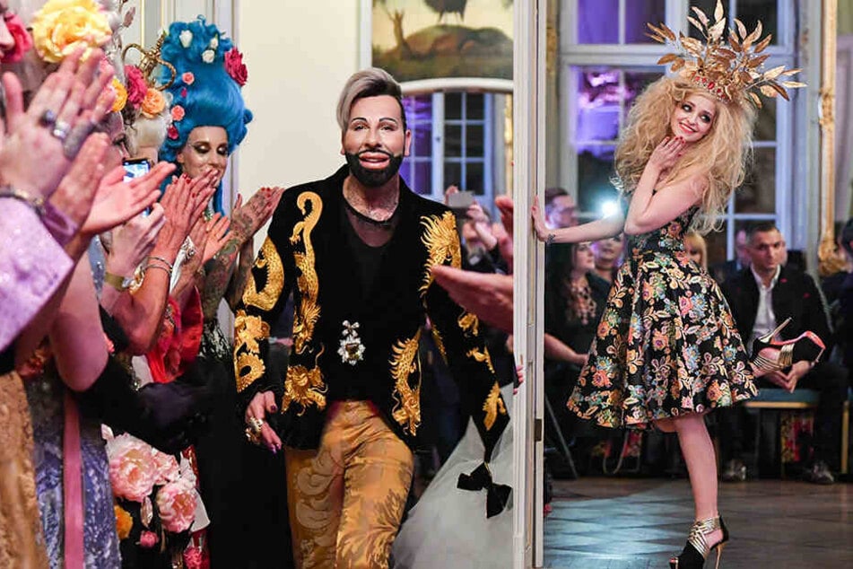 Modedesigner Harald Glööckler (53) lässt sich nach der Show für seine extravaganten Outfits feiern. Prinzessin Xenia von Sachsen (32) war Teil der Show des Modezaren.