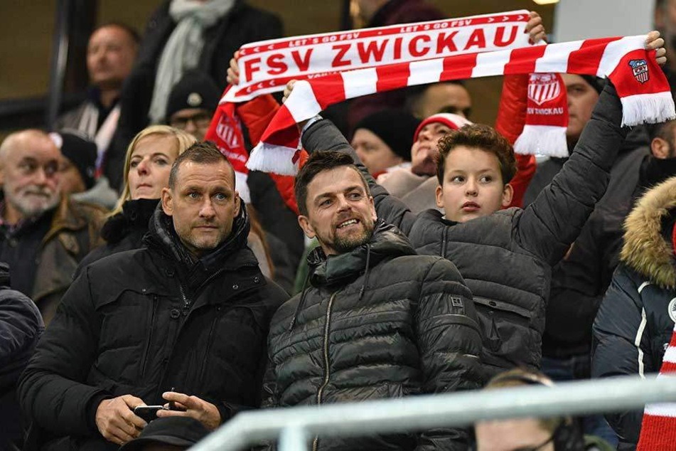 Torsten Ziegner (vorn,r.) und sein Co Michael Hiemisch spionierten beim FSV-Heimspiel gegen Großaspach.